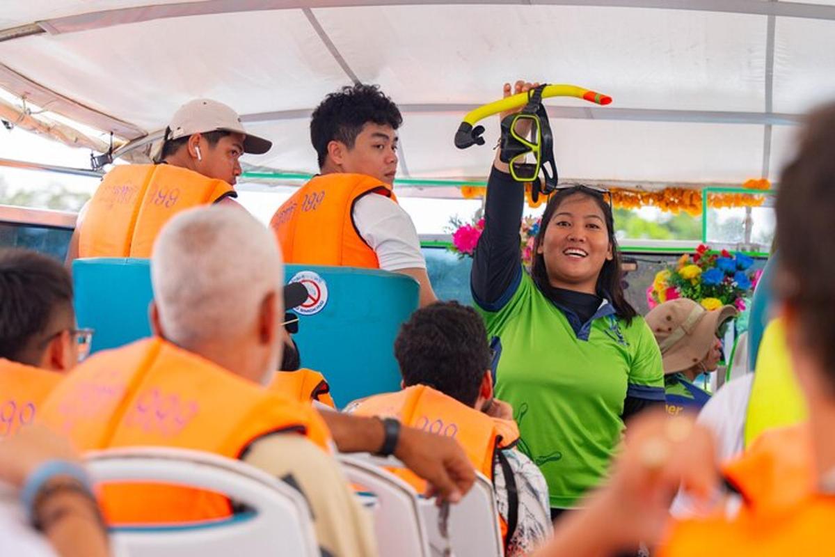 un grupo de personas sentadas en un autobús