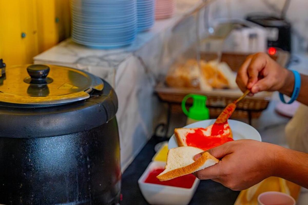 Una persona está comiendo un sándwich en un plato.
