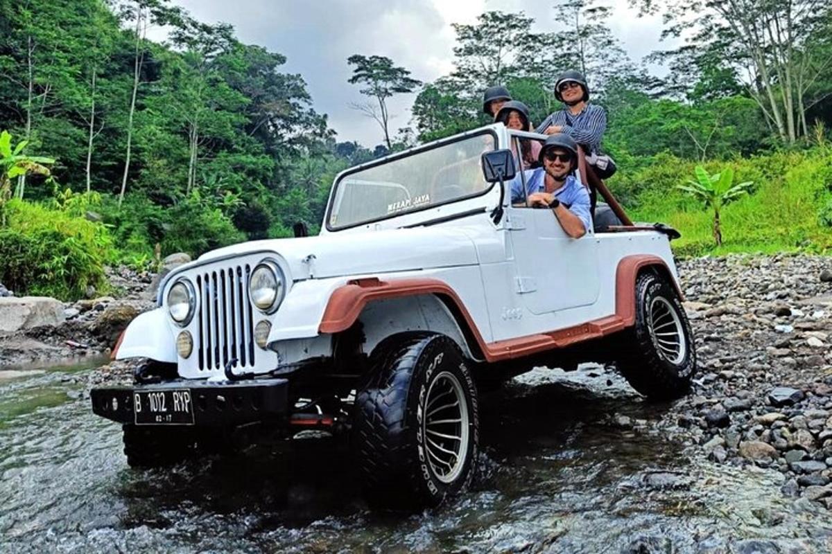 een groep mensen in een jeep die door een rivier rijdt
