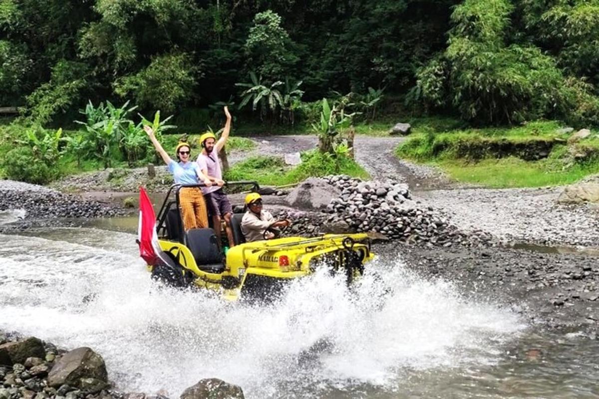 een groep mensen die op een vlot in een rivier varen