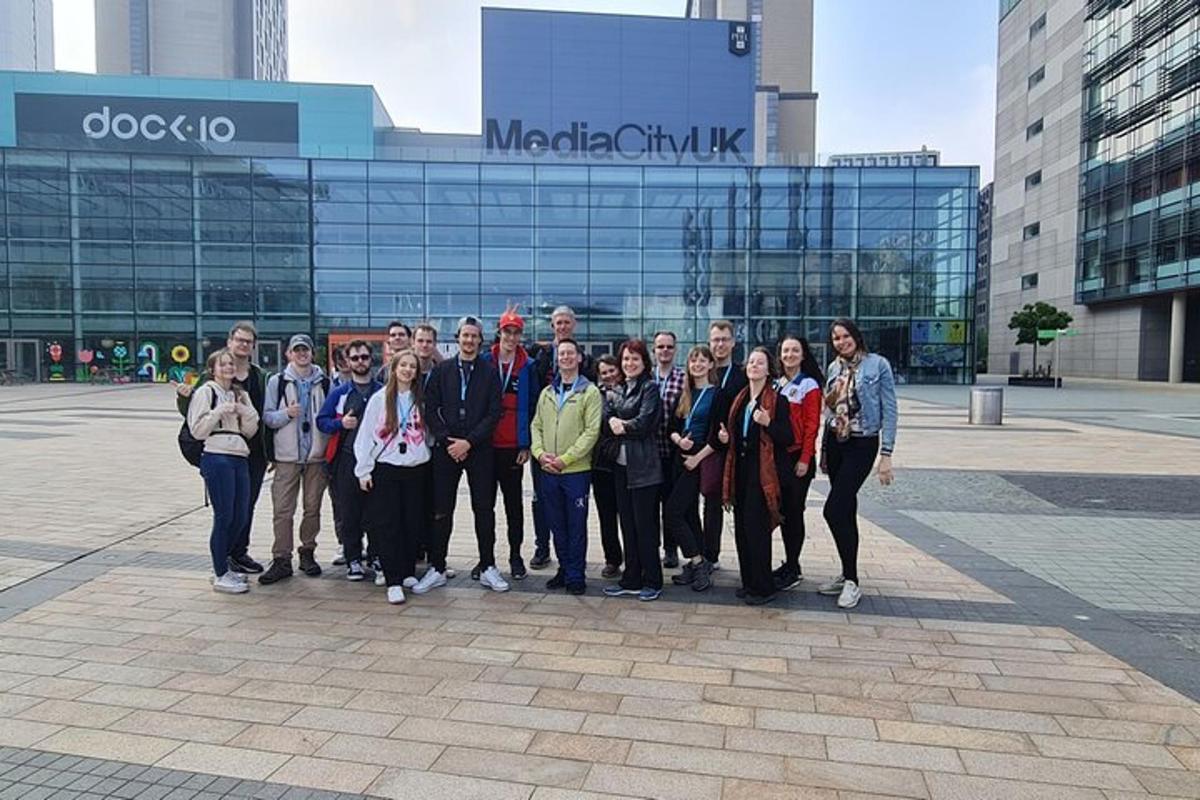 un grup de persones posant per a una foto davant d'un edifici