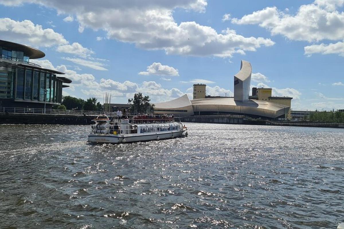 un vaixell a l'aigua davant d'un edifici