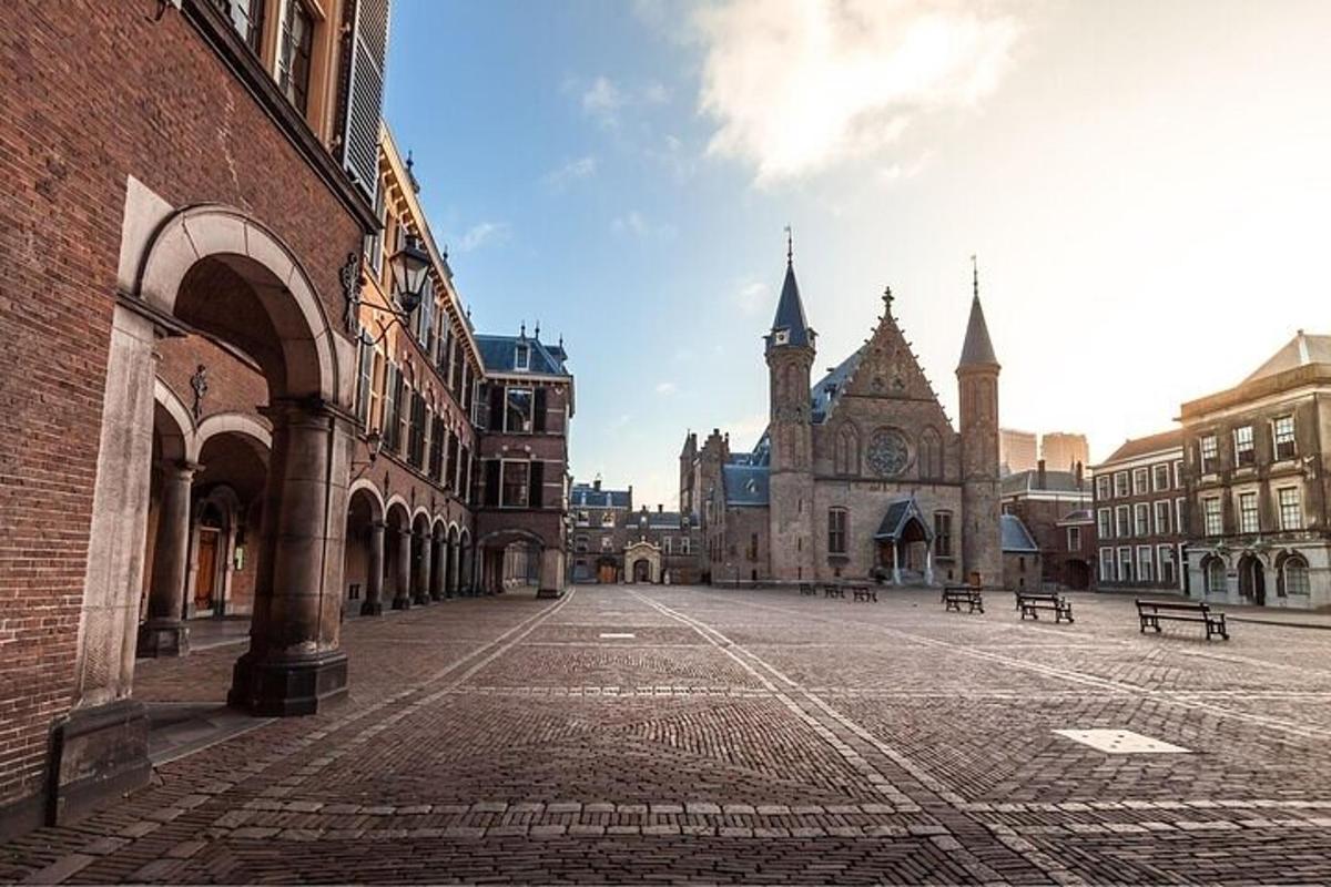 en tom gata i en stad med en katedral