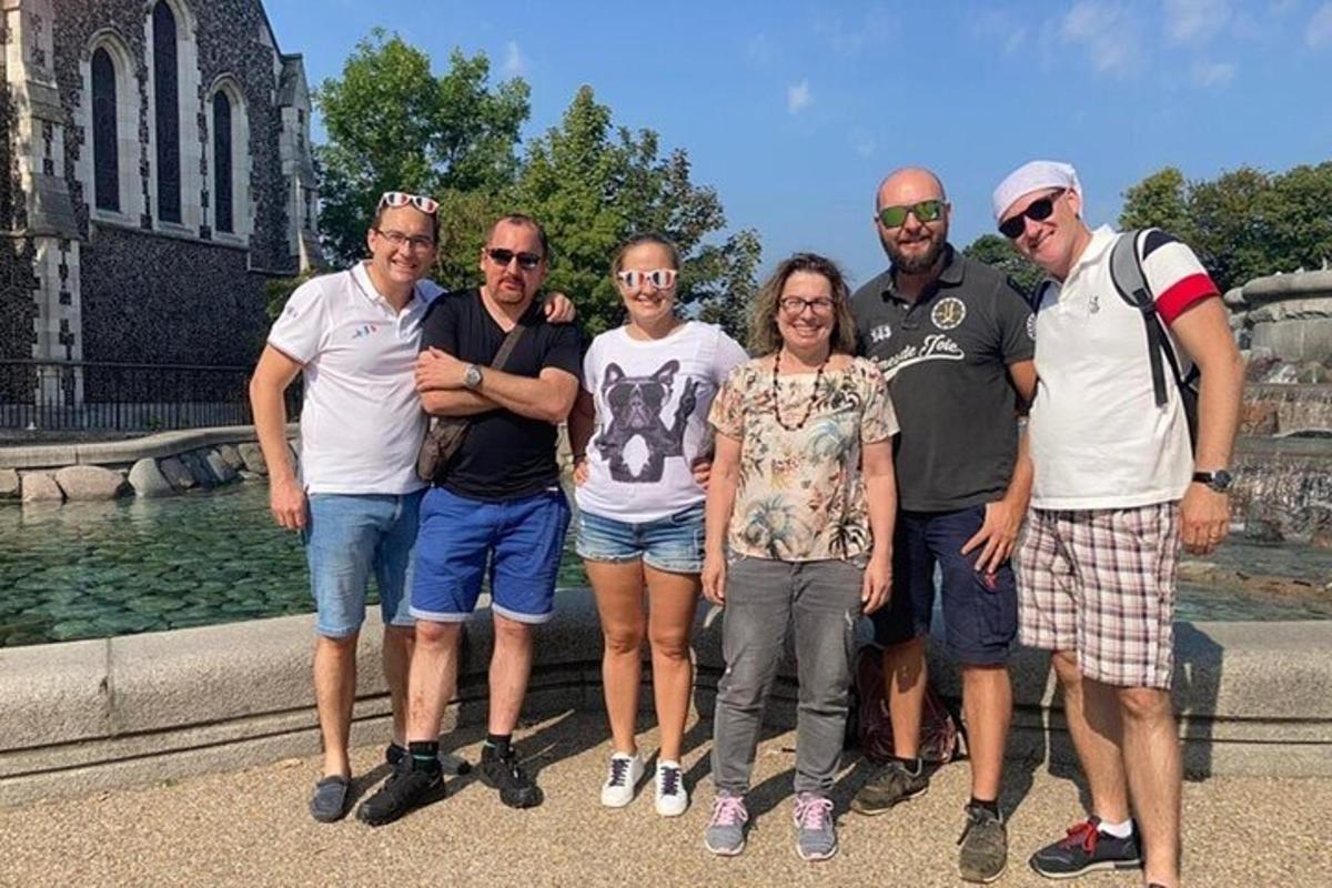grupp inimesi poseerib purskkaevu ees pildi jaoks