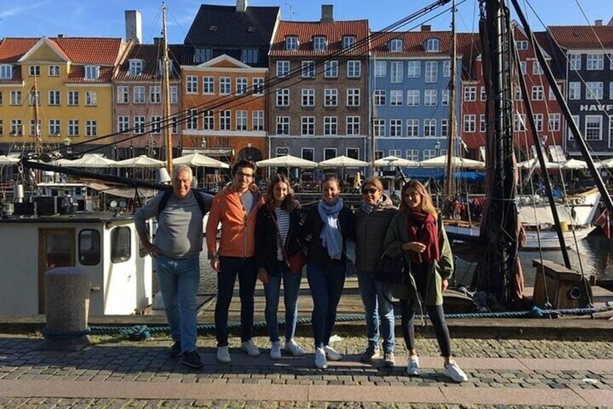 en gruppe mennesker som står på en brygge ved siden av en båt