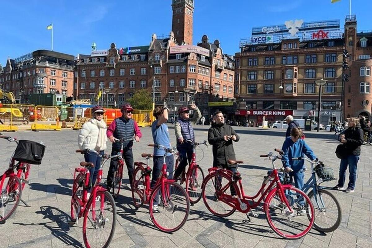 um grupo de pessoas em pé ao lado de suas bicicletas