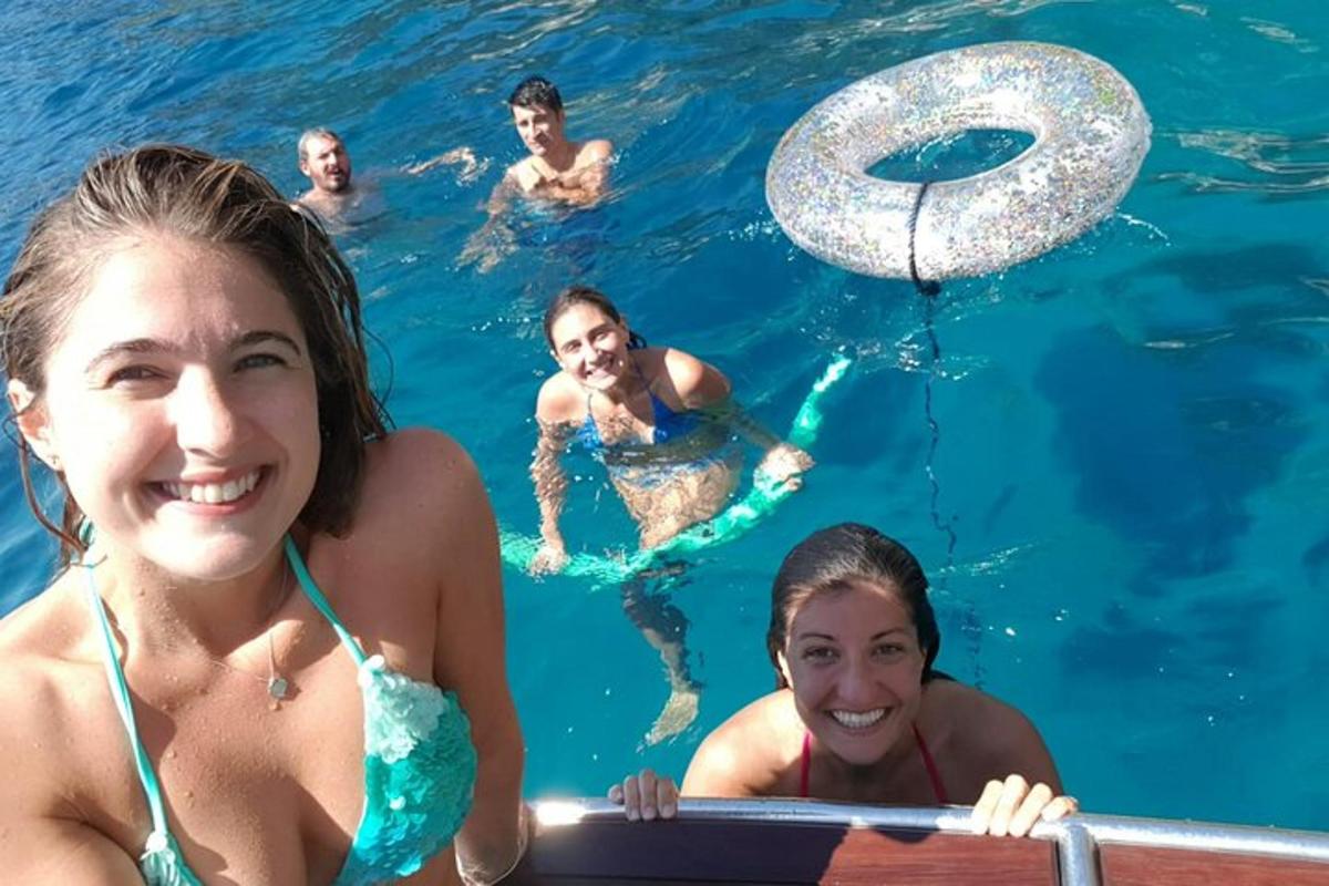 um grupo de pessoas na água brincando com um frisbee