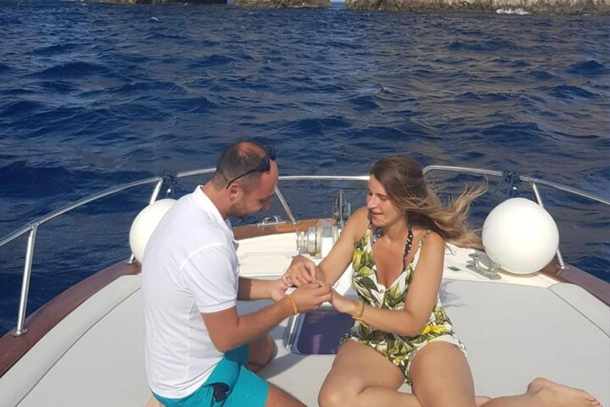 ένας άντρας και μια γυναίκα κάθονται σε μια βάρκα