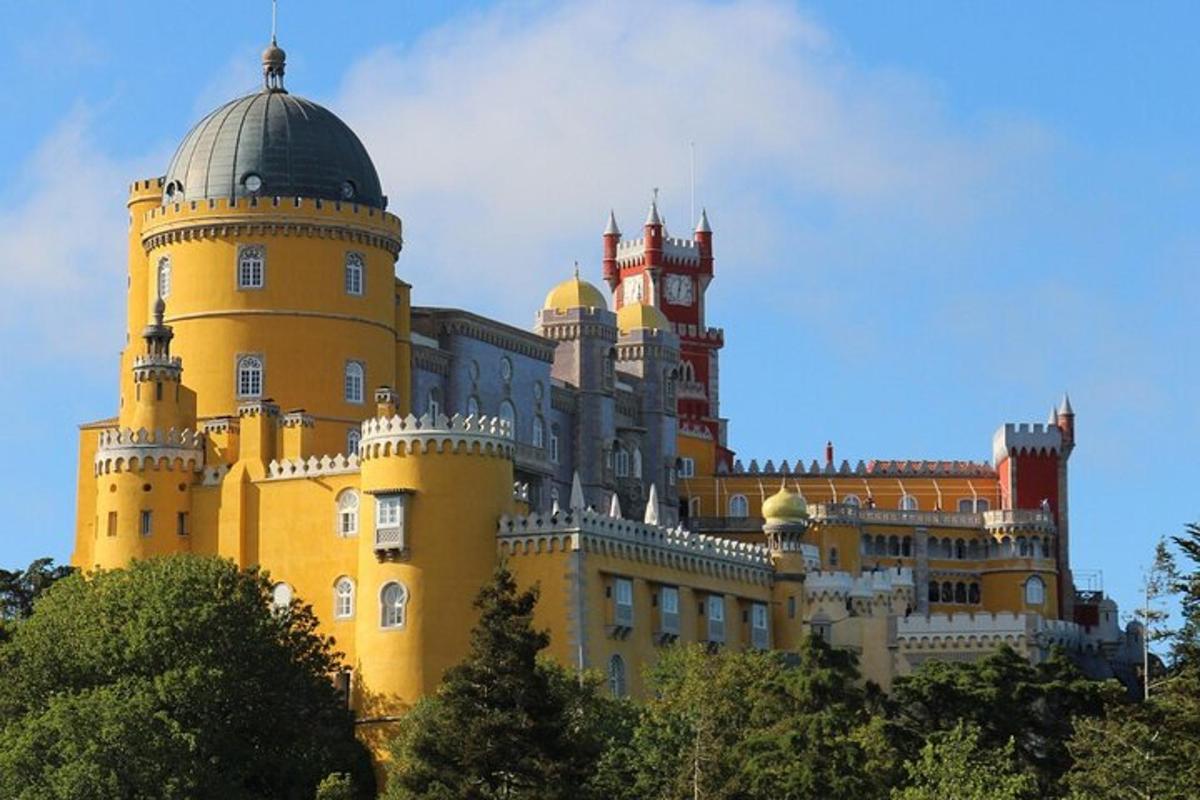 velký žlutý hrad s kopulí na vrcholu