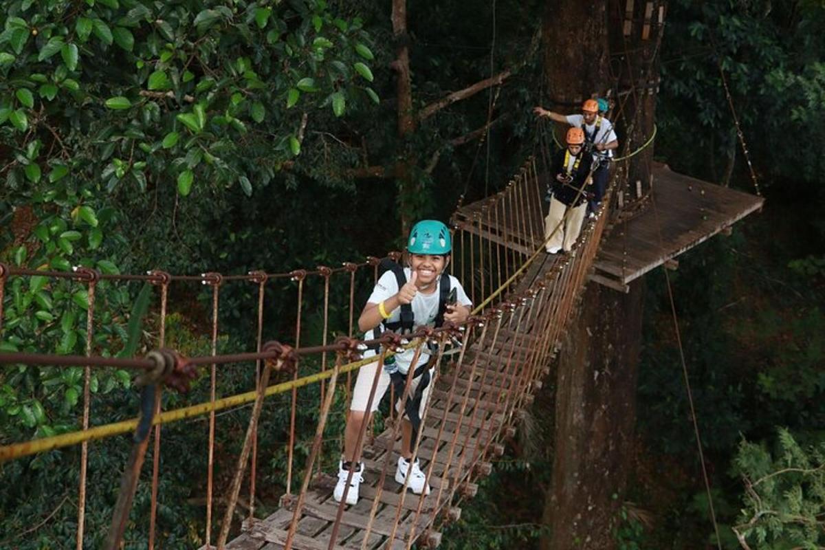 dua orang di atas jambatan gantung di dalam hutan