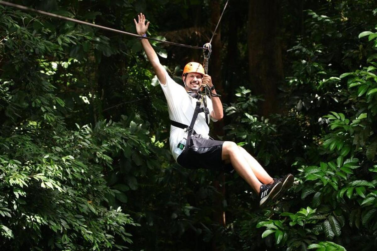 seorang lelaki berzip di dalam hutan