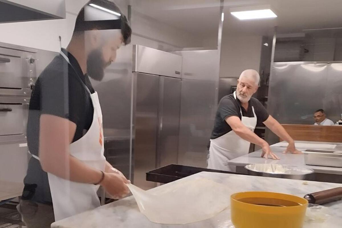 两个男人站在厨房准备食物