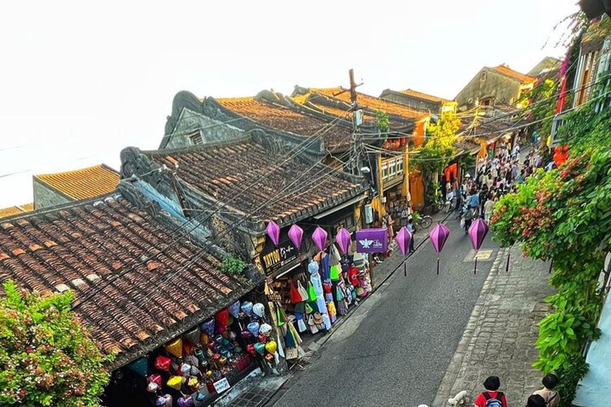 sekumpulan orang berjalan di jalan dengan payung