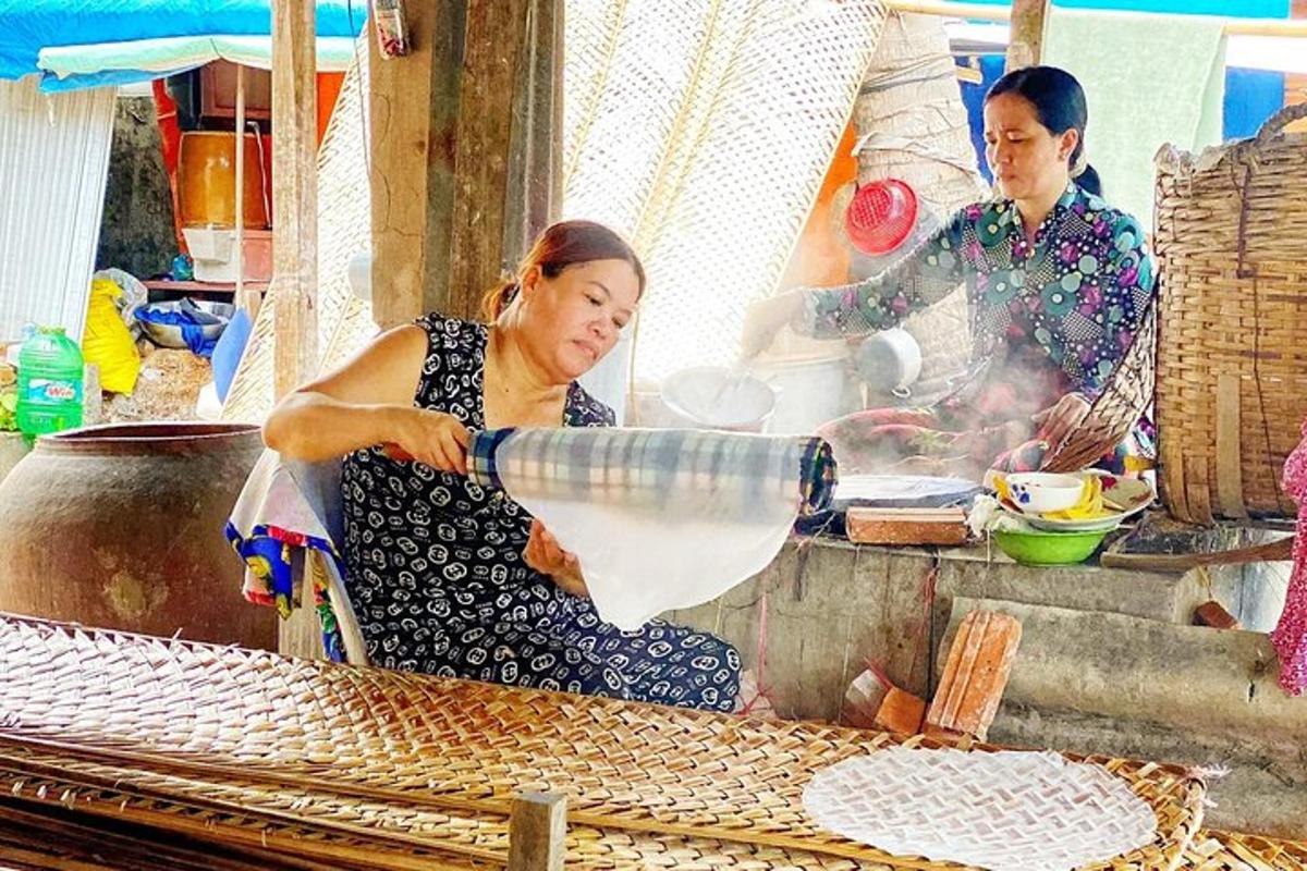 una donna sta preparando il cibo in cucina