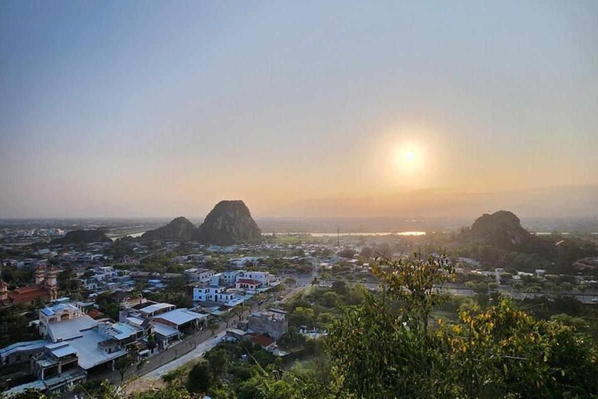 Una vista de una ciudad con montañas al fondo.