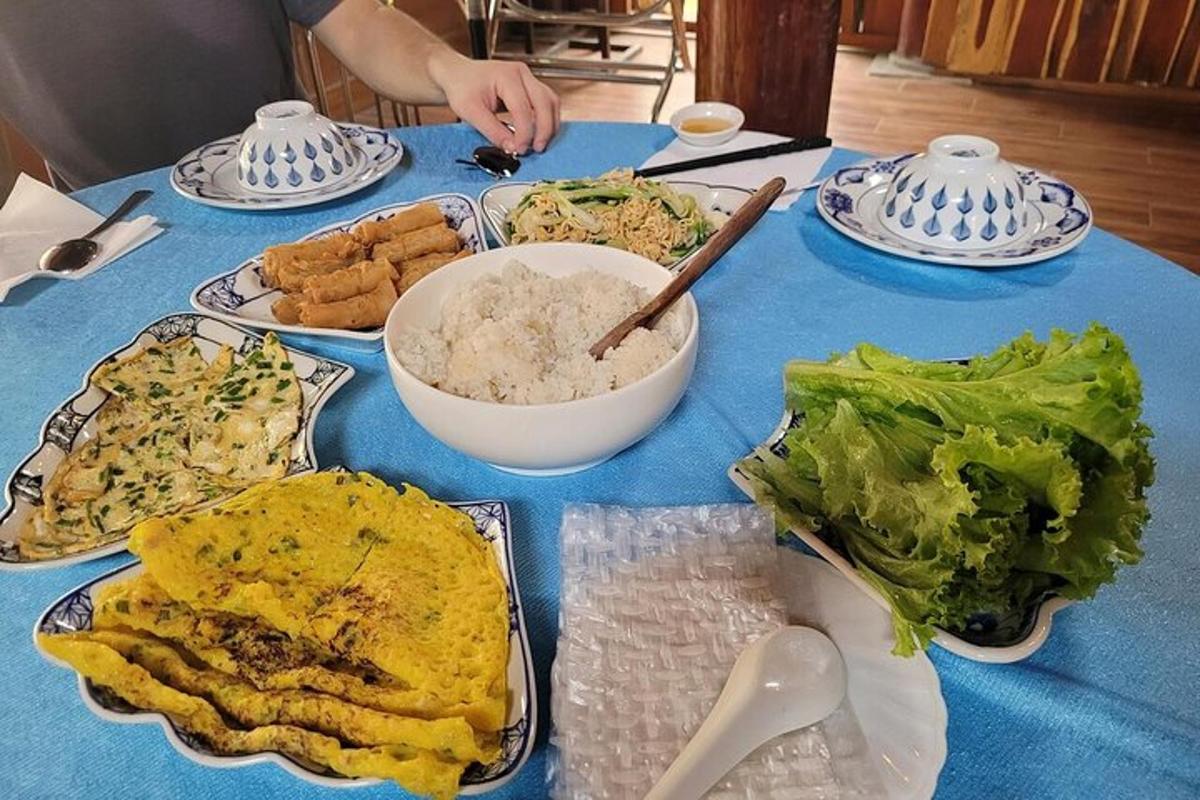 un tavolo blu con piatti di cibo sopra