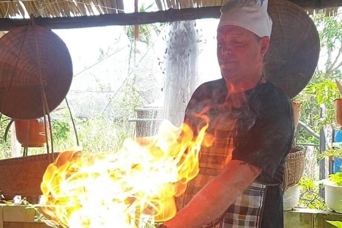 un uomo sta cucinando del cibo sul fuoco