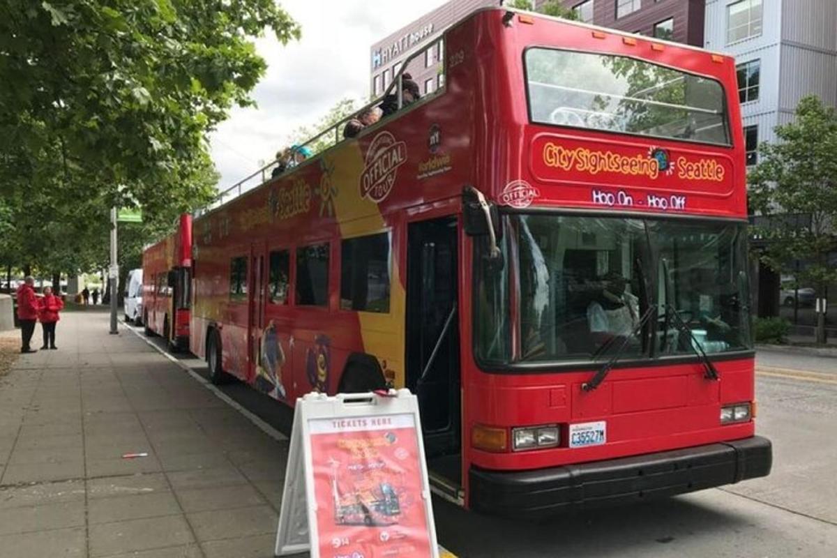 dvoupatrový autobus zaparkovaný na kraji ulice