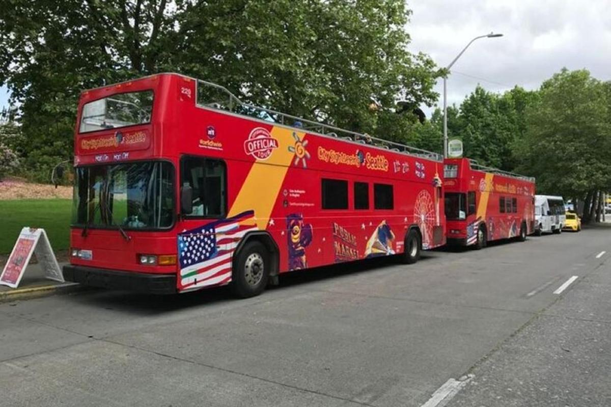 Na ulici parkuje červený dvoupatrový autobus