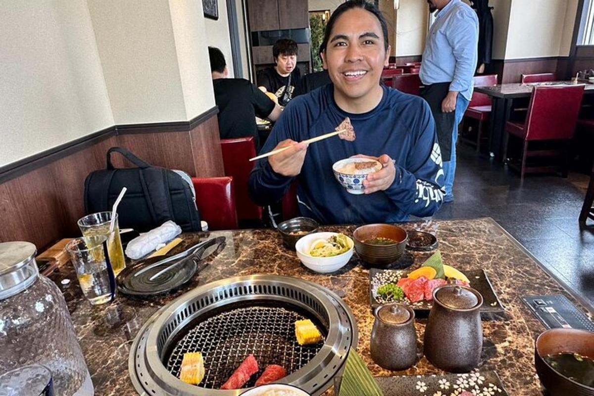 um homem sentado à mesa com uma tigela de comida