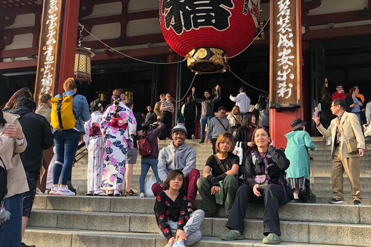Un grupo de personas sentadas en las escaleras de un templo.