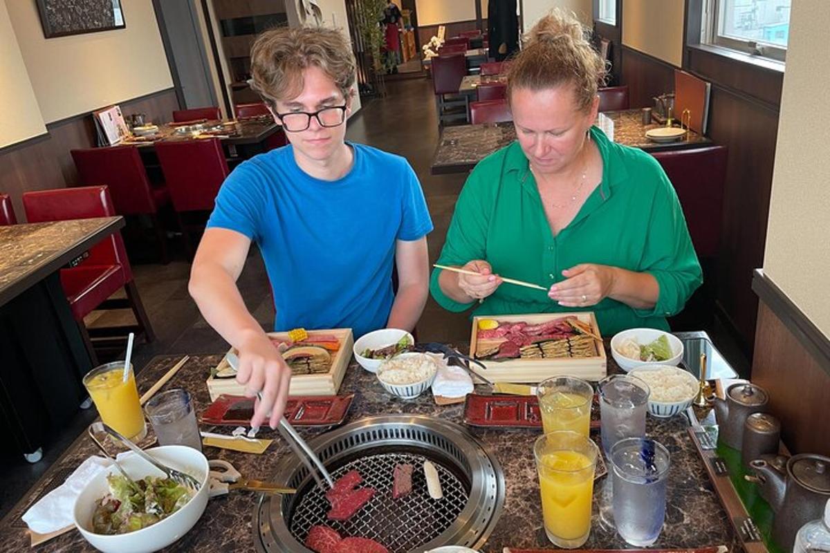 twee mensen zitten aan een tafel en eten