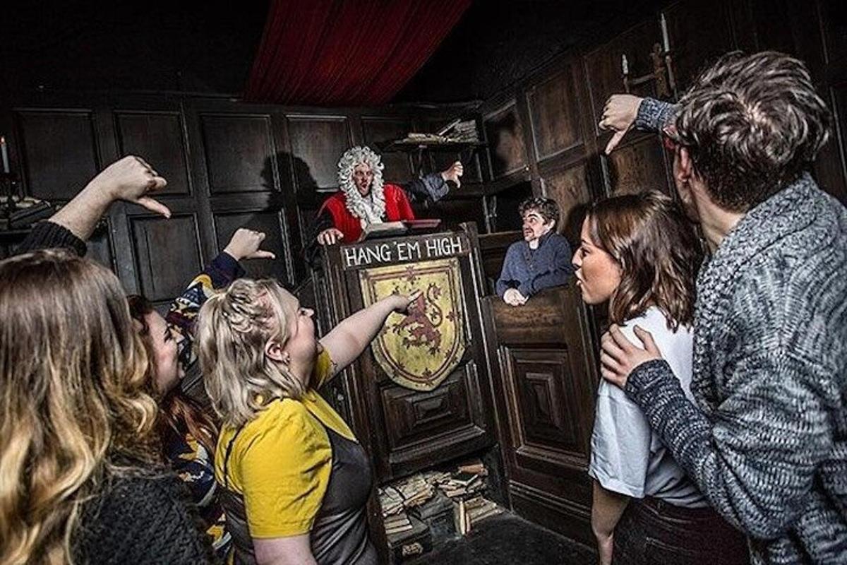 un grup de persones dretes al voltant d'una sala amb un pallasso