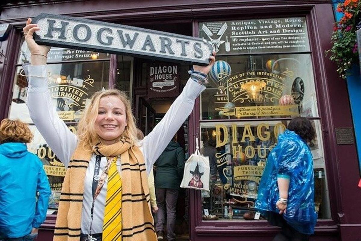 eine Frau hält ein Schild vor einem Geschäft hoch