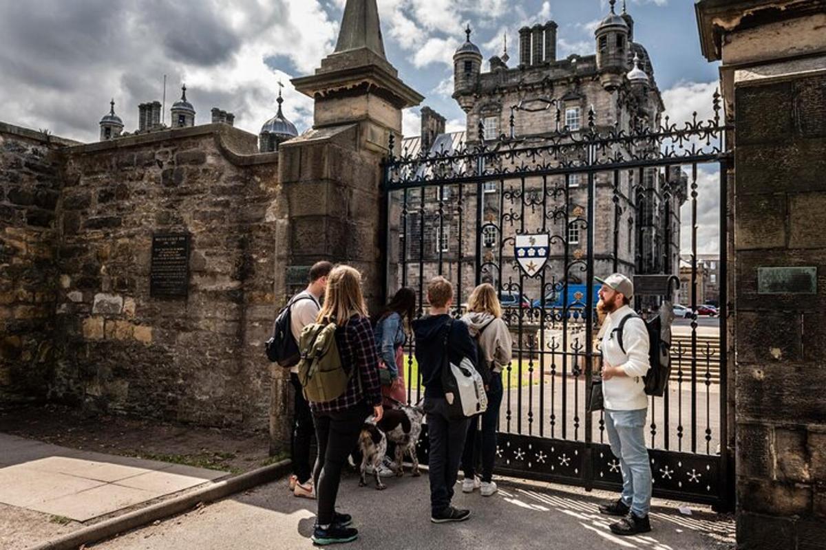 un grup de persones dretes a la porta d'un castell