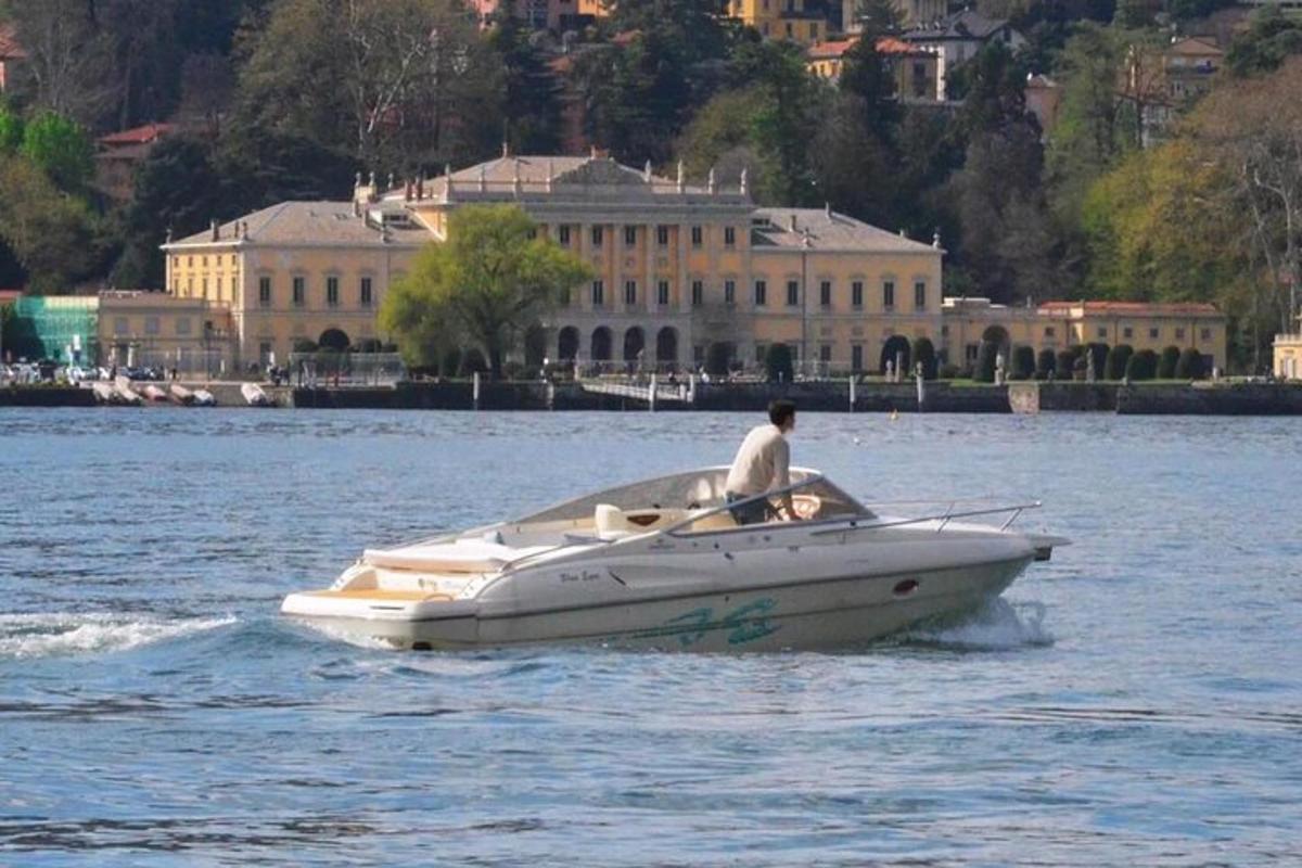 un uomo su una barca bianca nell'acqua