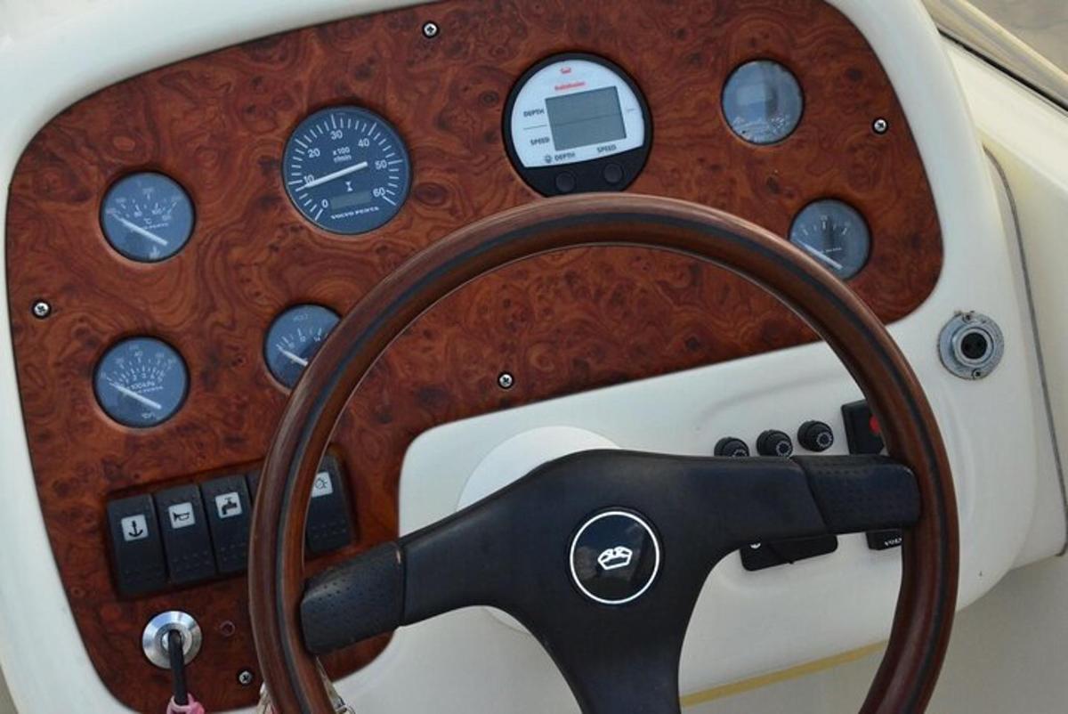 un primo piano del volante di una barca