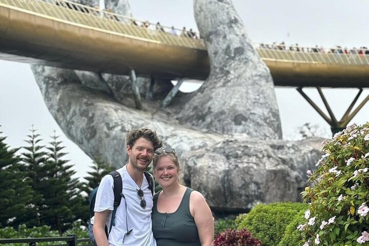 Un hombre y una mujer de pie frente a un puente