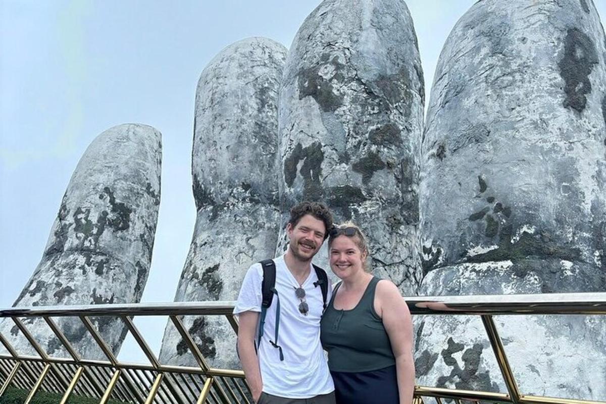 Un hombre y una mujer de pie frente a una estatua
