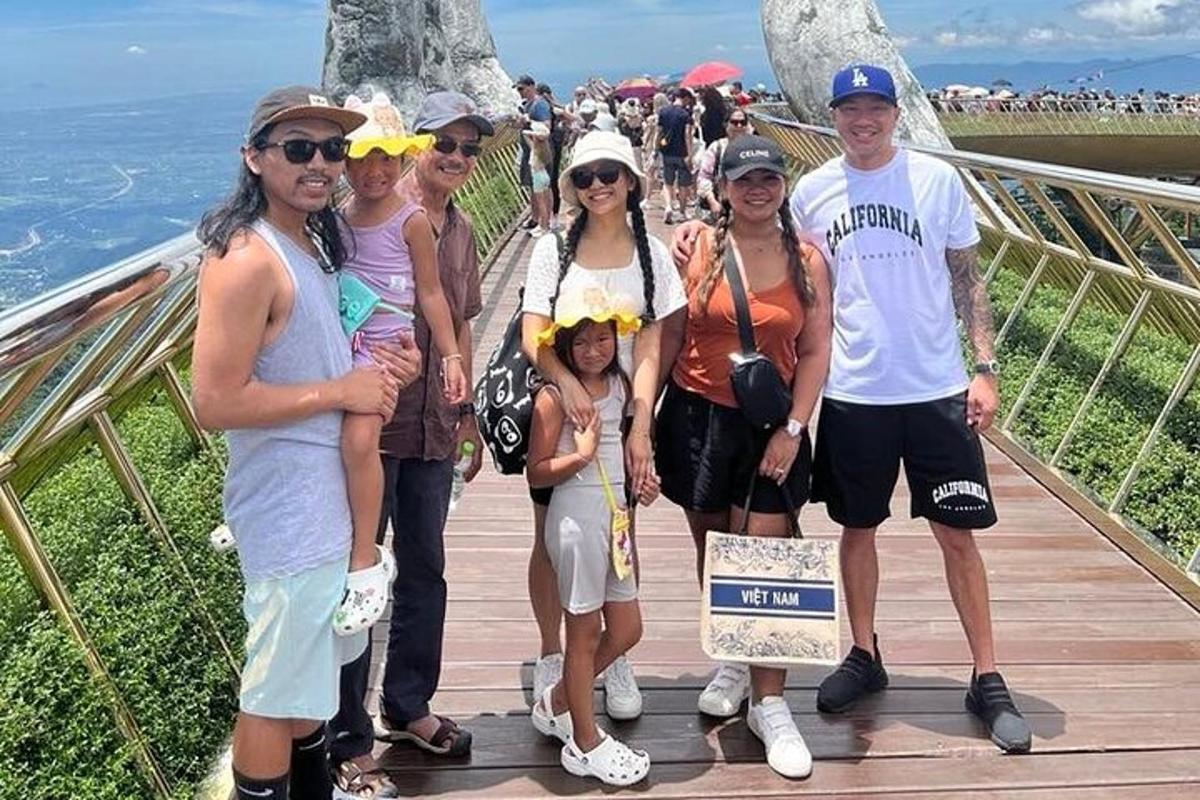 Un grupo de personas posando para una foto en un paseo marítimo.