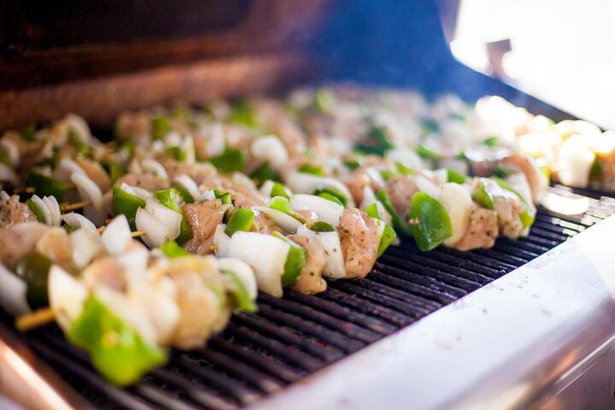 fullt af mat er að eldast á grillinu