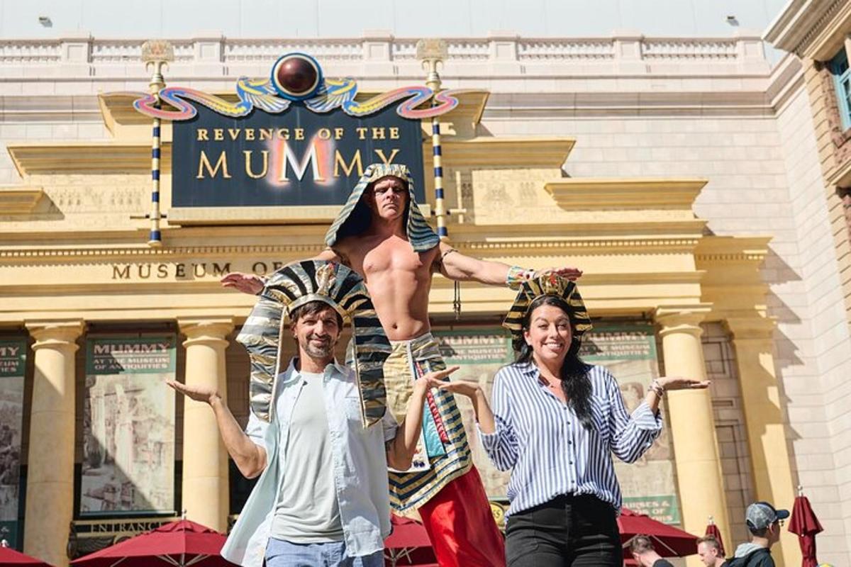 مجموعة من الأشخاص يقفون أمام مبنى