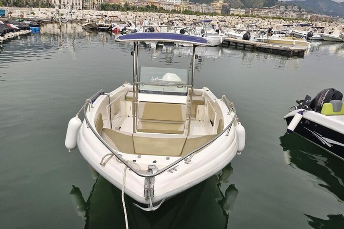 una barca bianca è attraccata in un porto