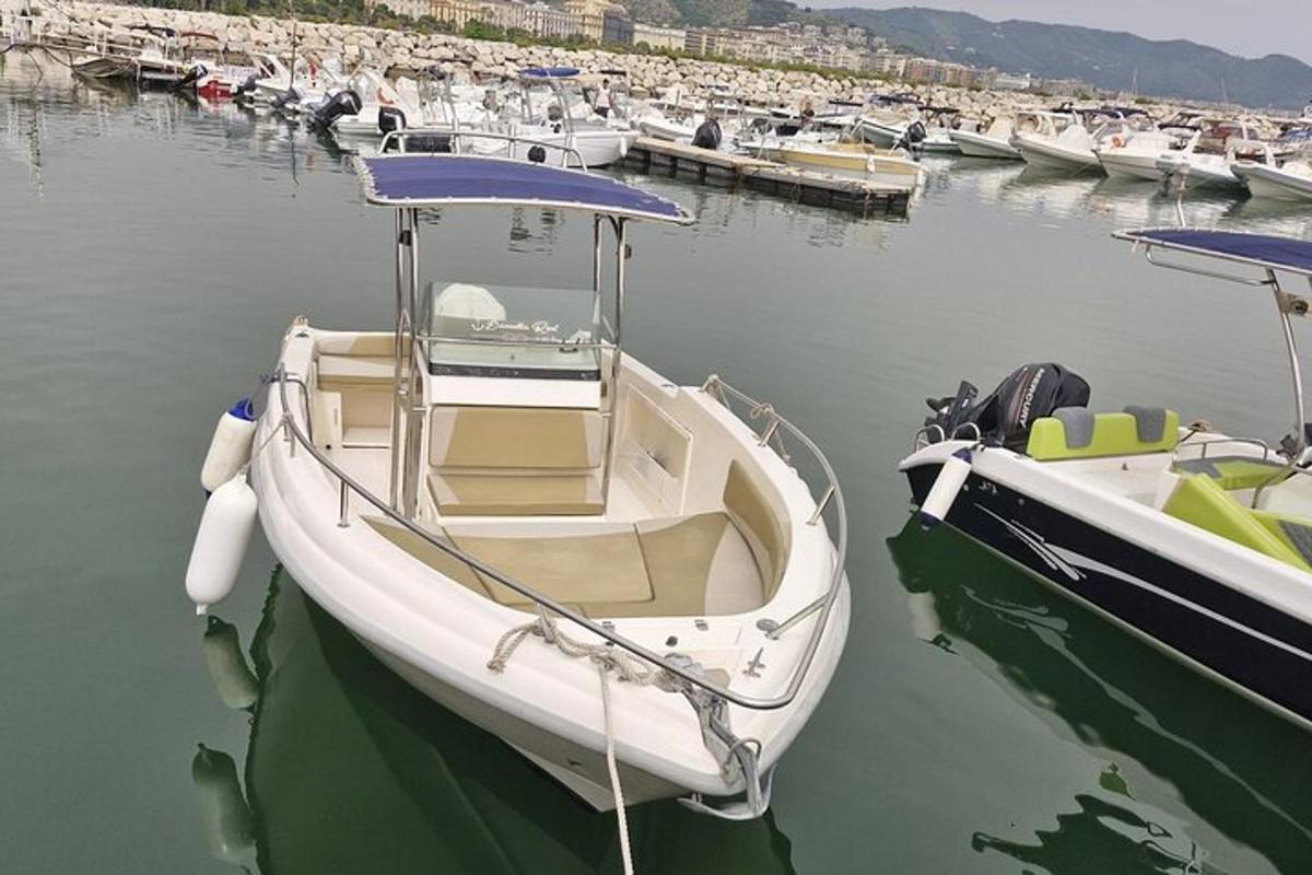 um barco está atracado em um porto com outros barcos