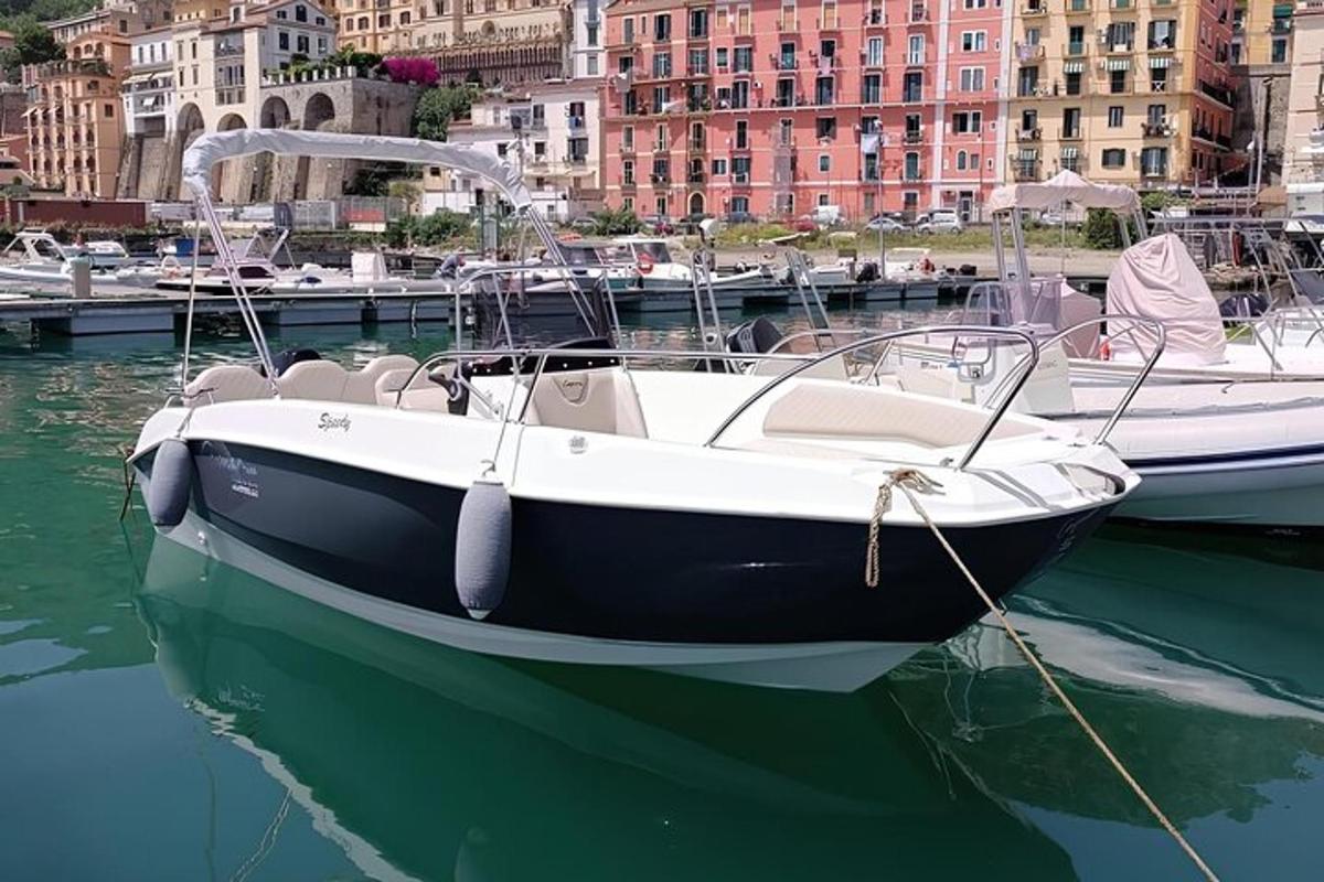 um barco está atracado em um porto com edifícios