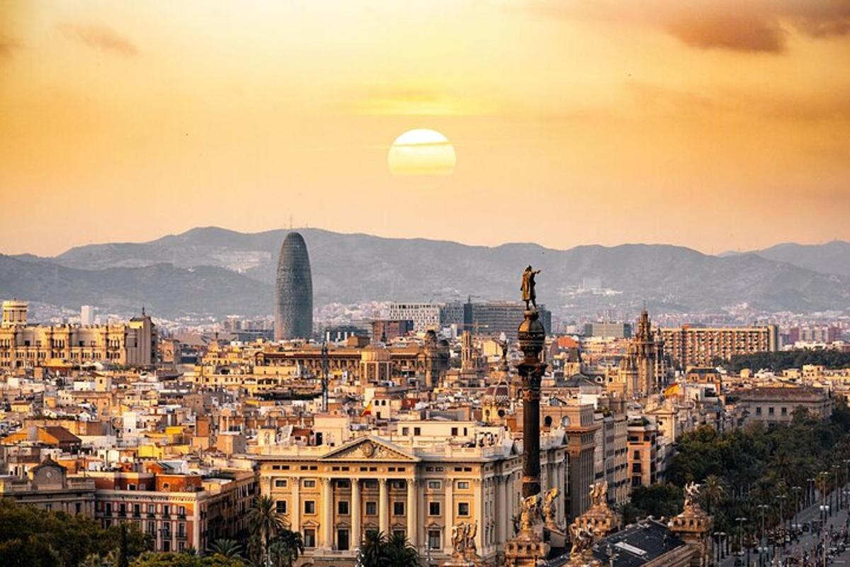 una vista di una città con il sole che tramonta
