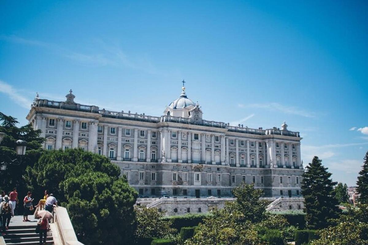 un grande edificio bianco con persone in piedi di fronte