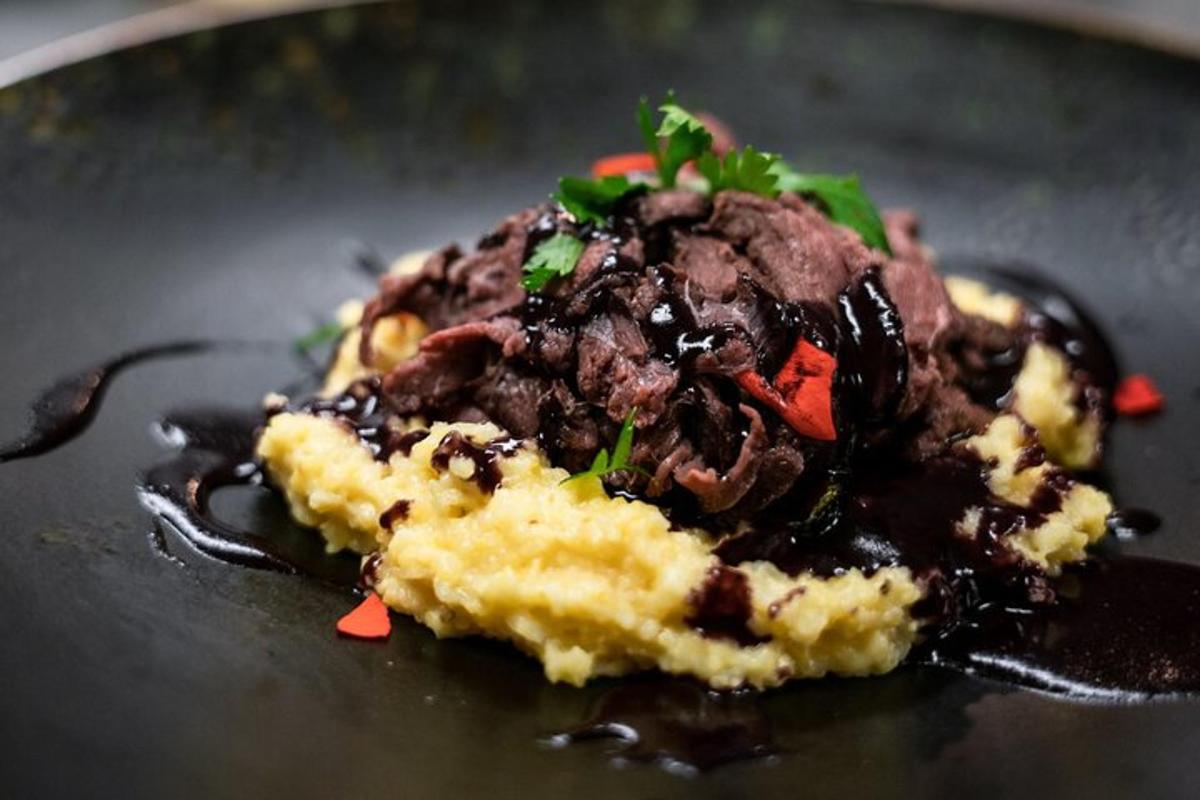 sepotong makanan di piring hitam