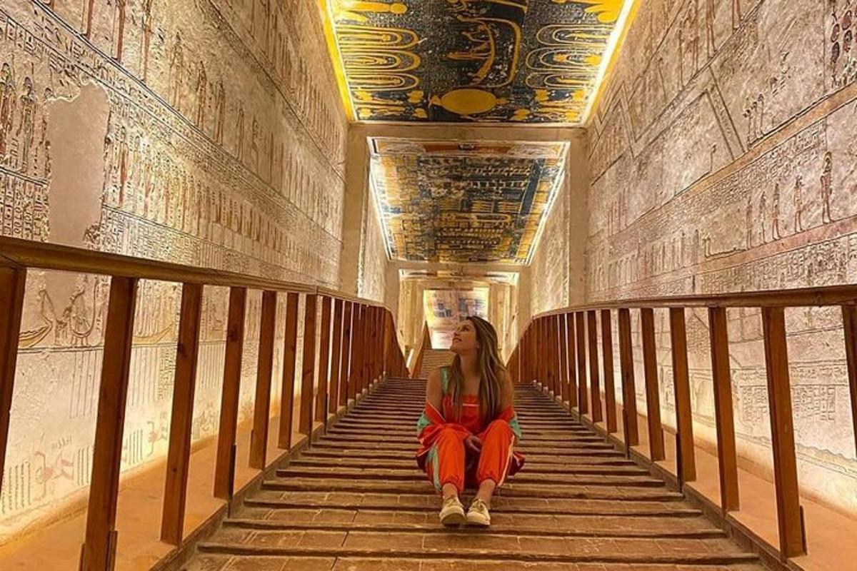 امرأة تجلس على الدرج في مبنى قديم