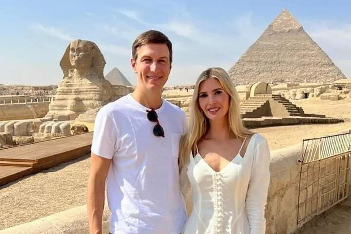 Un hombre y una mujer de pie frente a las pirámides.