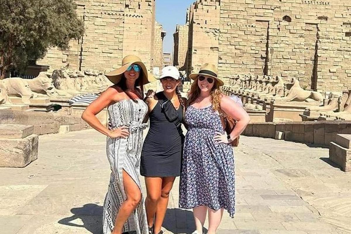 tres dones posant per a una foto davant d'un edifici