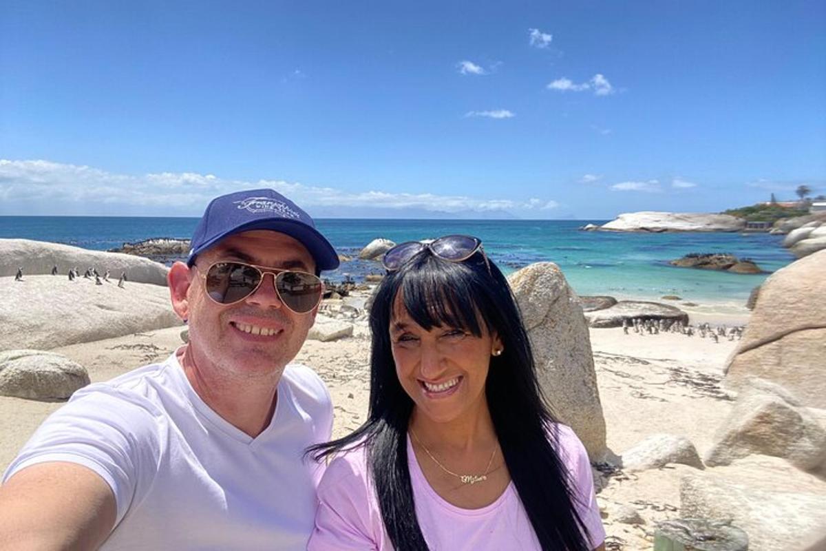 un hombre y una mujer sentados en una playa
