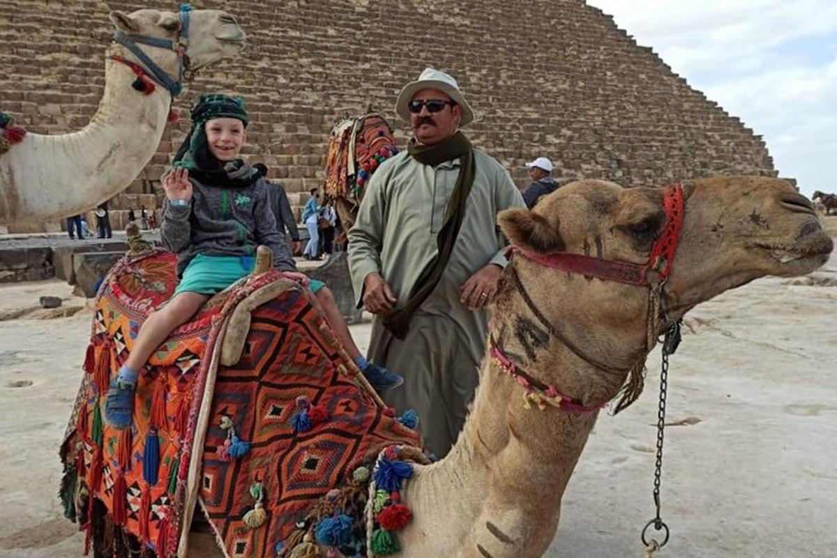 un uomo e una ragazza a cavallo di un cammello