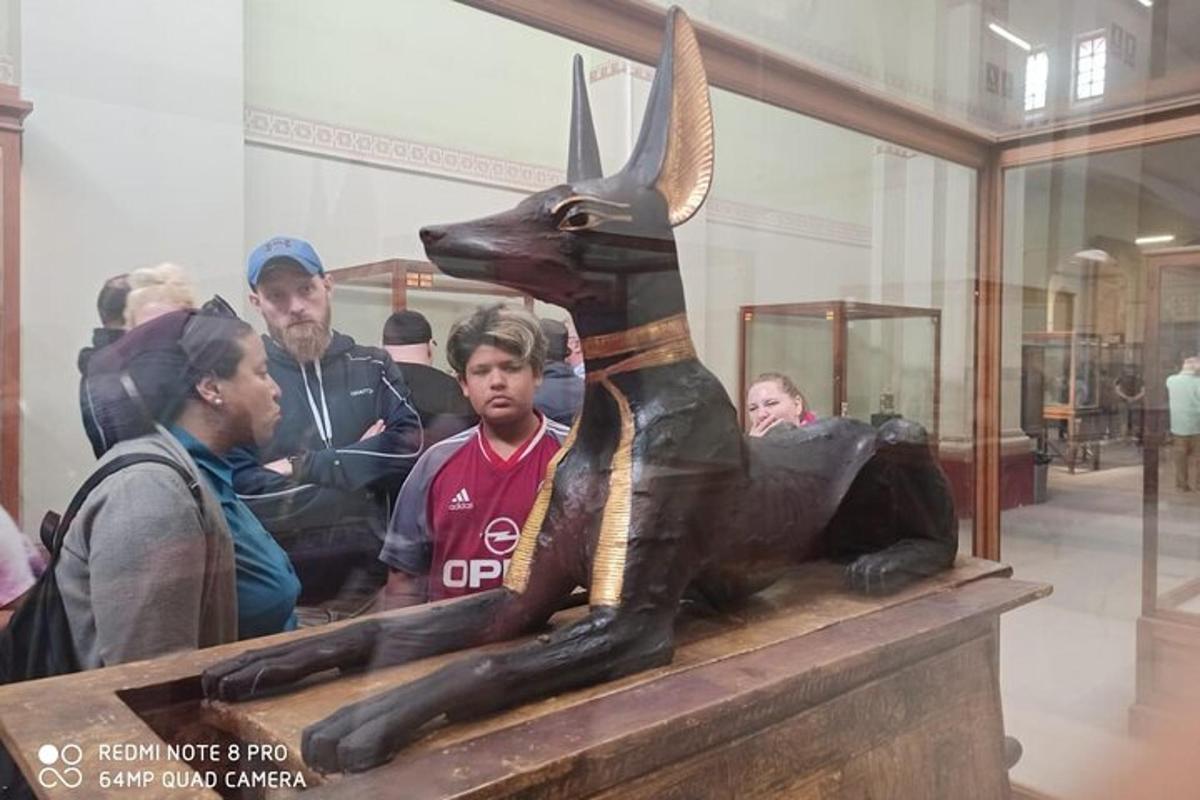 un gruppo di persone in piedi accanto alla statua di un coniglio