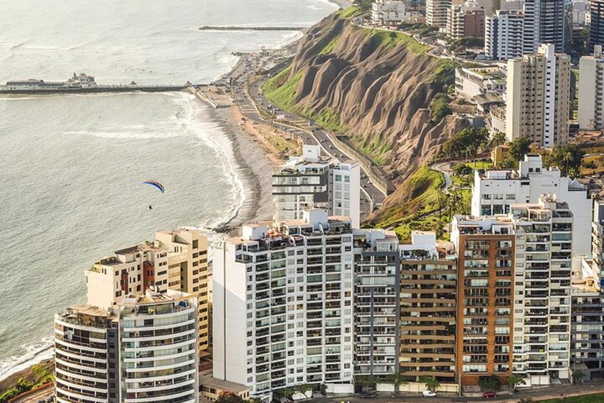 una vista aérea de una ciudad y el océano