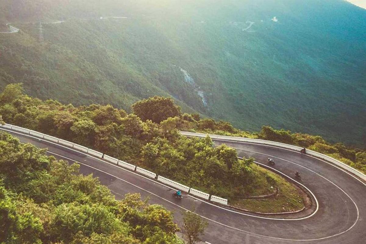uma estrada sinuosa em uma colina próxima ao oceano